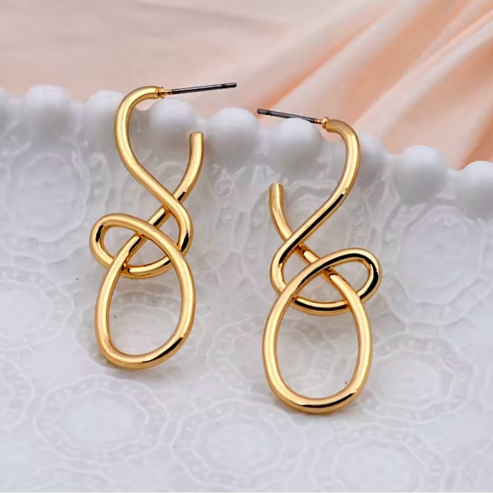 Vintage style Elegant Gold Loop Earrings